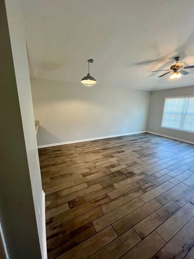 Building Photo - 3b/2Bth Home