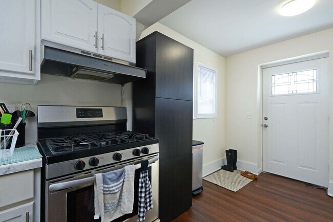 Building Photo - Completely Remodeled Duplex, Pet-Friendly ...