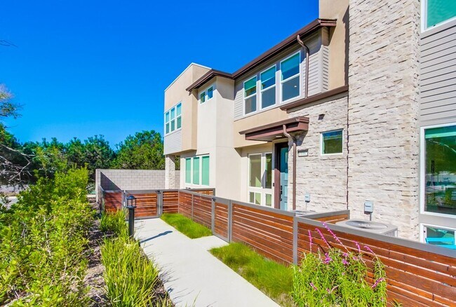 Foto del edificio - Mira Mesa 3 Bedroom Townhome!