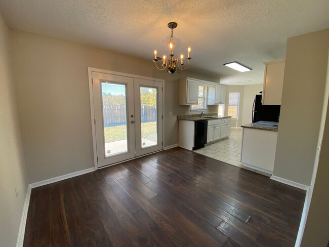 Building Photo - 3 bedroom 2 bath home on large corner lot