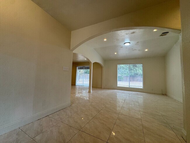Foto del edificio - 5269 E Washington Ave