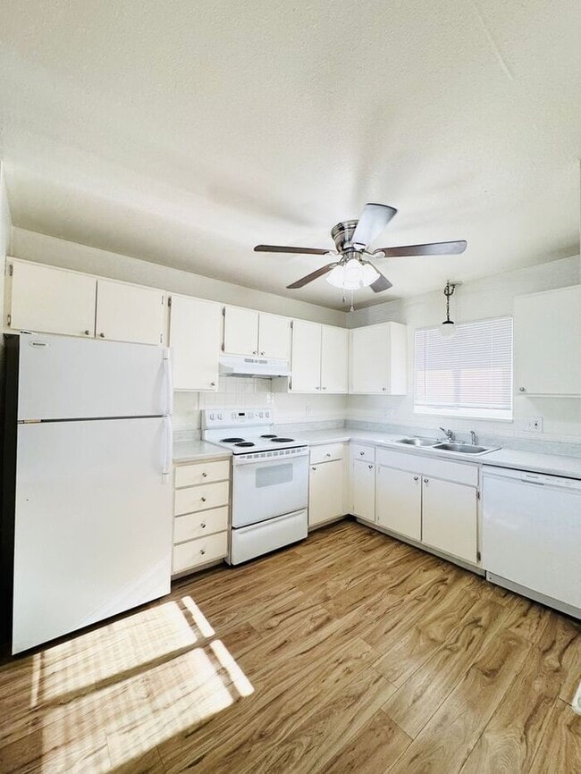 Photo - Beautiful 2 Bedroom Town Home!