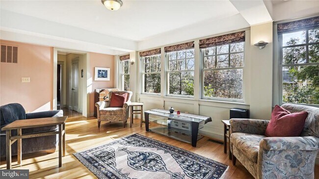 Foto del edificio - 136 N Irving St