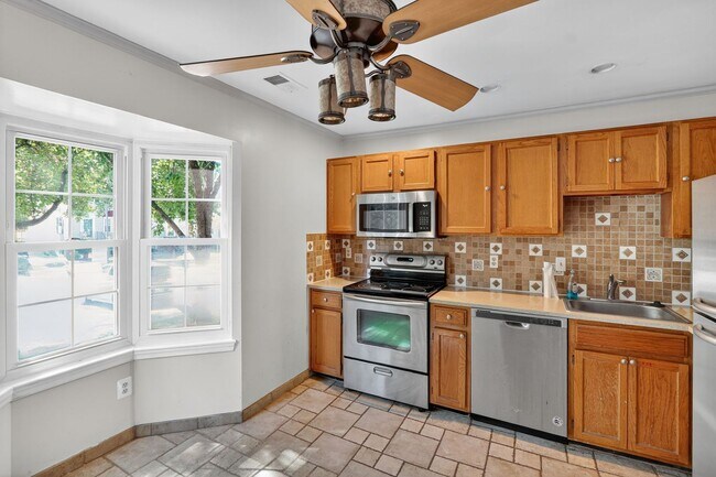 Foto del edificio - Ideal Rental: 3BR/2.5BA with Washer/Dryer, Parking & Pool Access