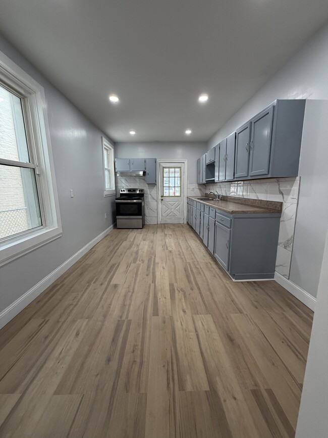 Foto del edificio - 644 E Madison St