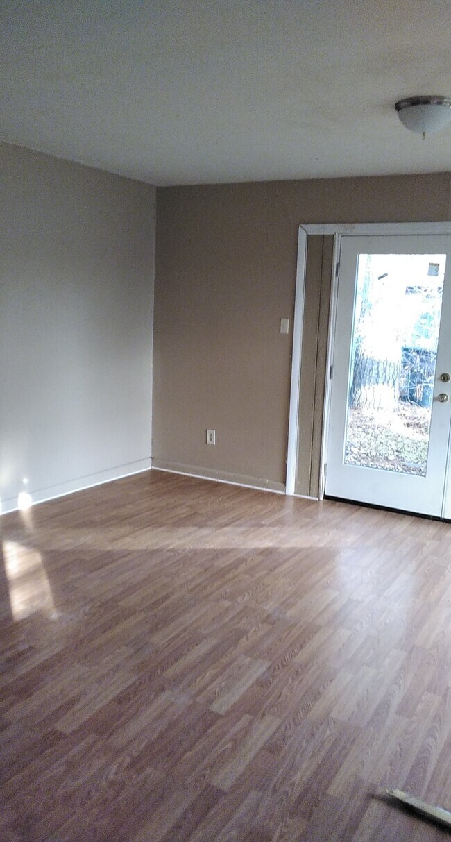 Building Photo - 835 Pine Tree Dr