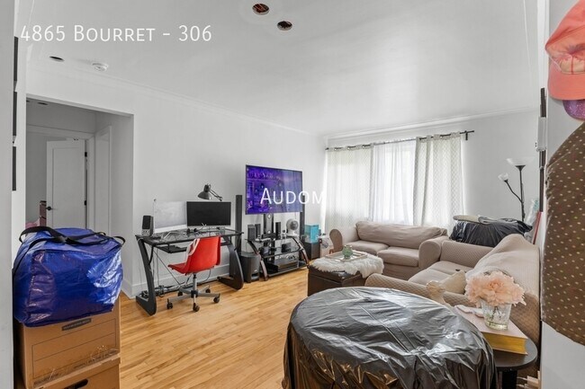 Building Photo - 4865 Av Bourret