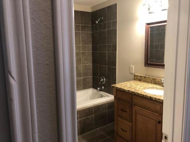 Foto del edificio - 2 Bedrooms / 1 Bathroom