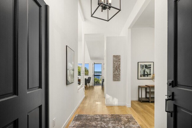 Foto del edificio - Beautiful Home in Mukilteo with Panoramic ...