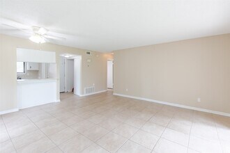 Building Photo - 15919 Golf Club Dr