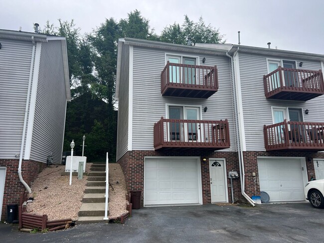 Foto del edificio - Tri Level Condo with Garage on Boone Lake ...