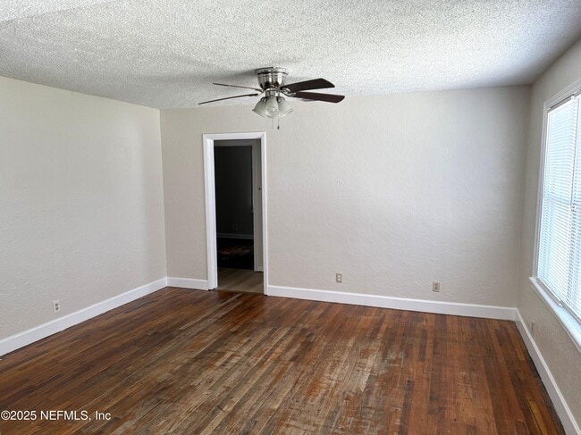 Foto del edificio - 2120 Kingswood Rd