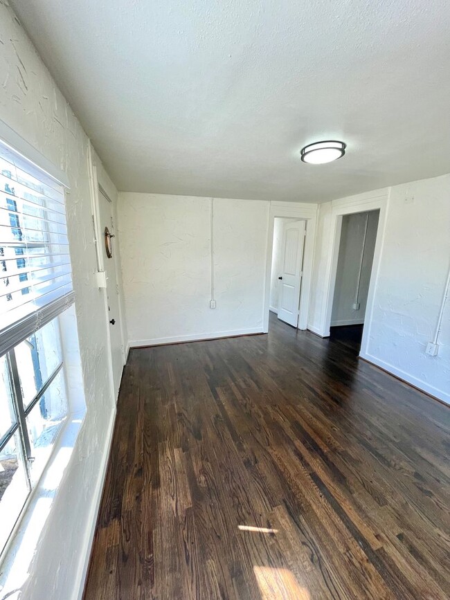 Foto del edificio - 3 Bed, 1 Bath House in West Dallas