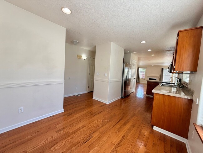 Building Photo - Lovely Traditional, 3br, 2.5bth, Summerfie...