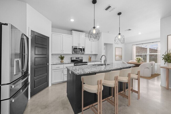 Foto del edificio - 3 BEDROOM 2 BATH CUSTOM HOME IN NOLANVILLE