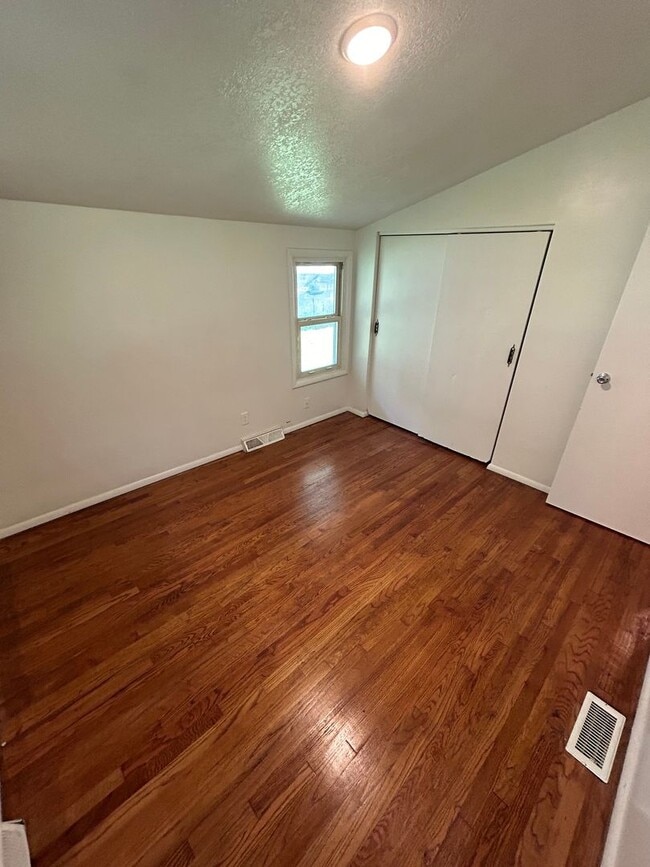 Building Photo - COMING SOON! 3 Bed 1.5 Bath 1 Car Garage $...