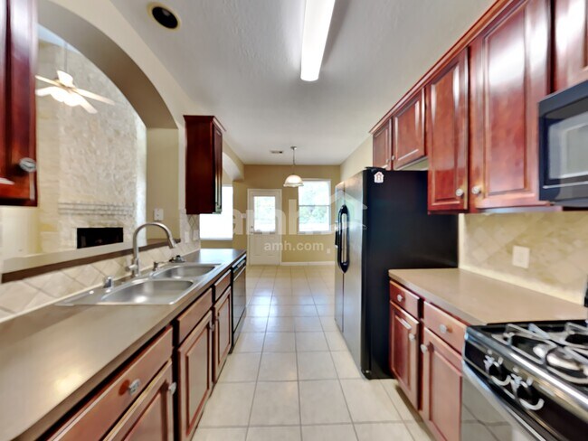 Foto del edificio - 912 Summer Wood Blvd