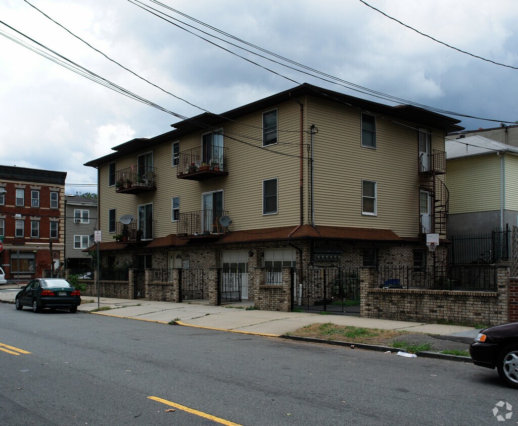 Primary Photo - 62 Davenport Ave