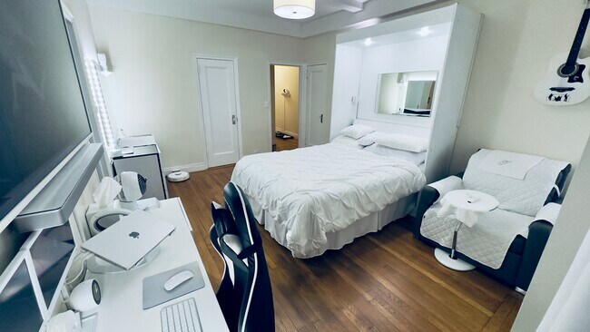 Bedroom - Angle 2 - 325 W 45th St