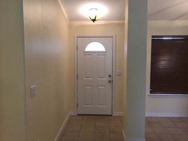 Building Photo - Wonderful Milton Home