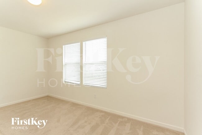 Foto del edificio - 147 Hidden Lakes Rd