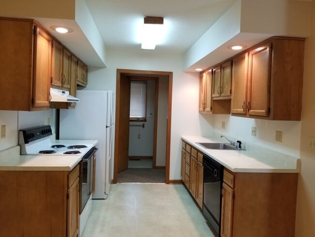 Building Photo - 3 bed 1.5 bath home available July 15th.
