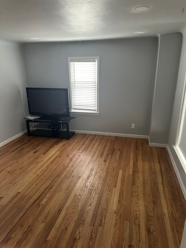 Building Photo - 3 Bedroom Single Family Home in Dearborn H...