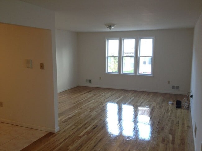 Building Photo - 333 New York Ave