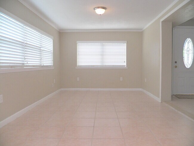 Building Photo - 2514 10th Ave Dr E