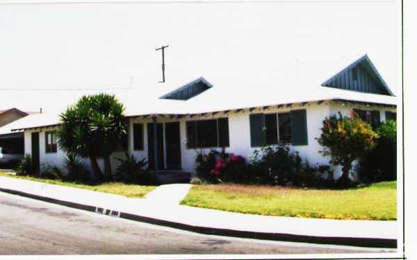 Foto del edificio - 880-882 Myrna Dr
