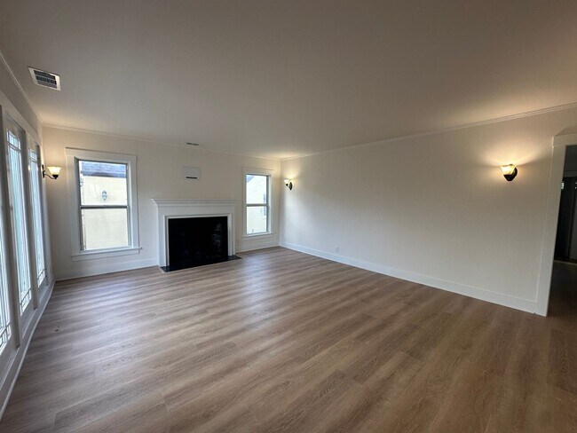 Building Photo - East Side Charming Home