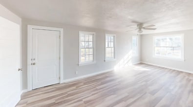 Building Photo - 1109 W Beech Ave