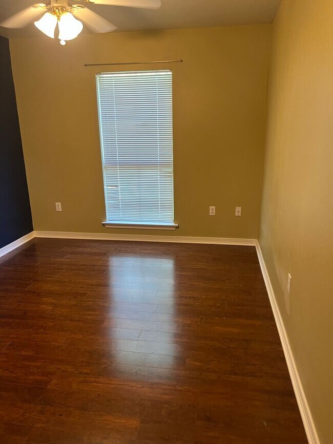 Foto del edificio - Available Now! No Carpet!