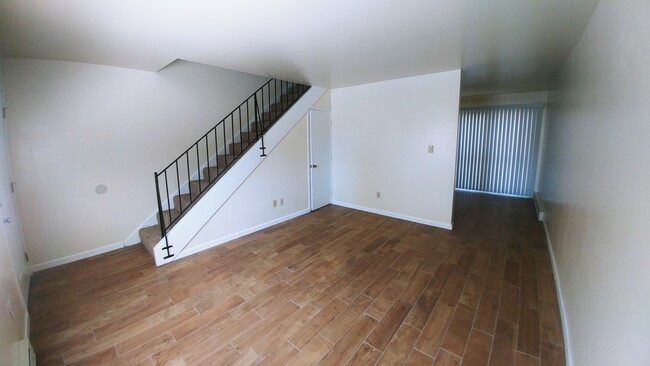 Building Photo - 499 Lakeside Dr