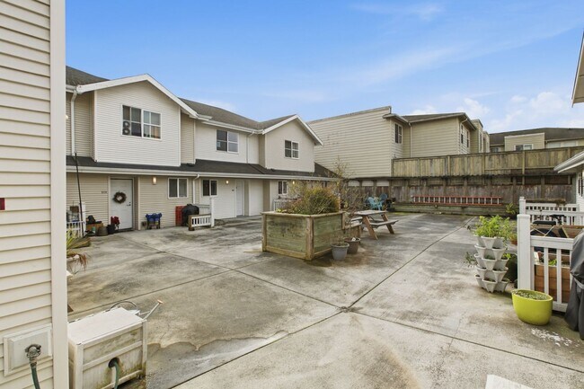 Foto del edificio - Two-Story Condo Near Delridge Library with Private Courtyard & Easy Downtown Access