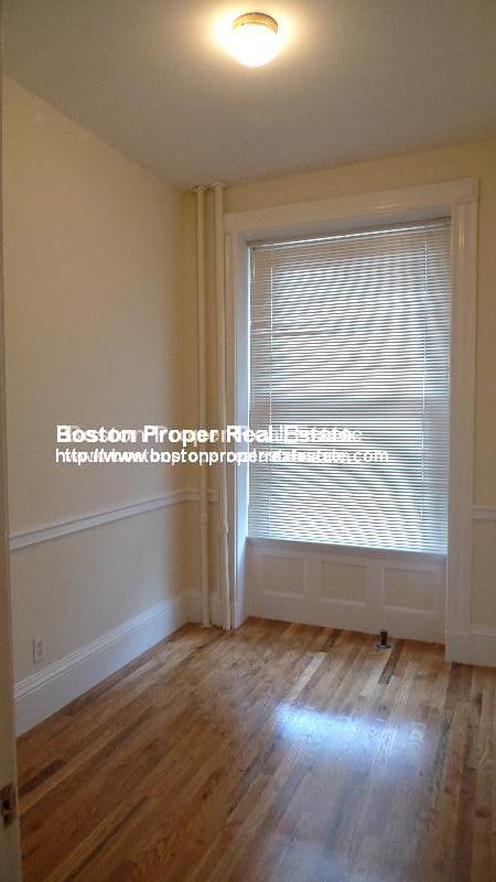 Building Photo - 504 Beacon St