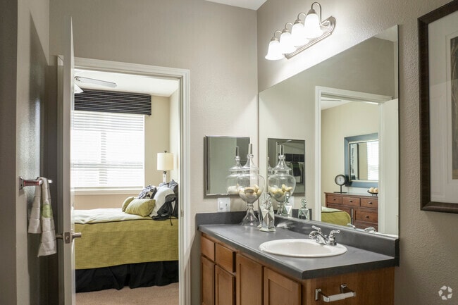 Baño principal - 2HAB, 2BA - 1002SF - Outlook Ridge