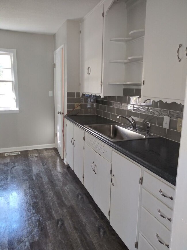 Foto del edificio - 3br 1.5 bath, NEWLY RENOVATED! Garage, fen...