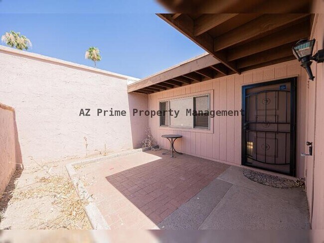 Building Photo - 6008 W Augusta Ave