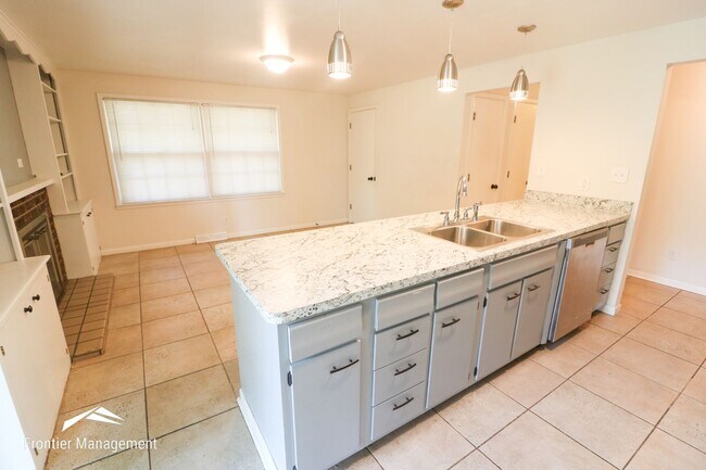 Foto del edificio - Beautifully built 5 bedroom home with a gr...