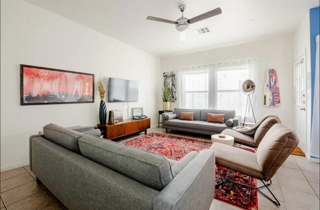 Foto del edificio - 2404 E 13th St
