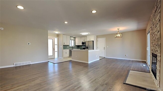 Building Photo - Stunning Newly Remodeled 4-Bedroom Rental ...