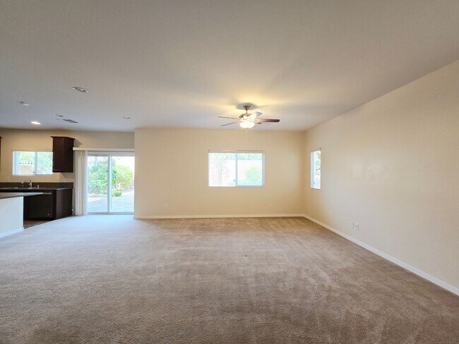 Building Photo - 3 BEDROOM HOME WITH ROOFTOP DECK! STRIP VIEWS!