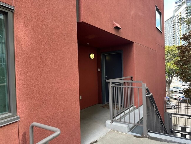 Building Photo - Modern 2-Bedroom Condo with Premium Amenit...