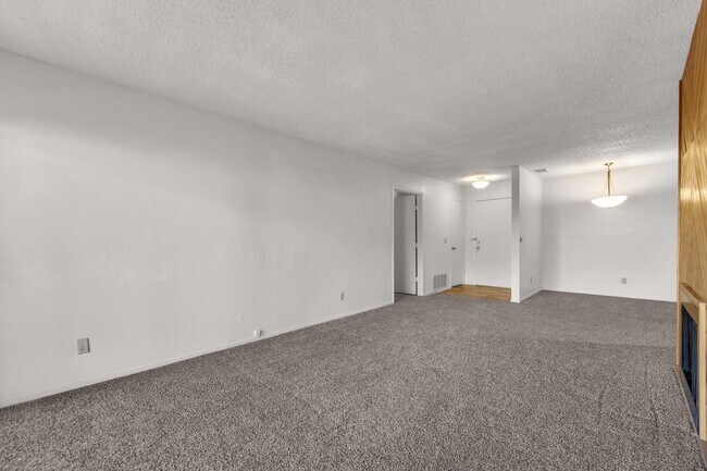 Foto del edificio - 2bed, 2bath condo with W/D, Balsony and river access