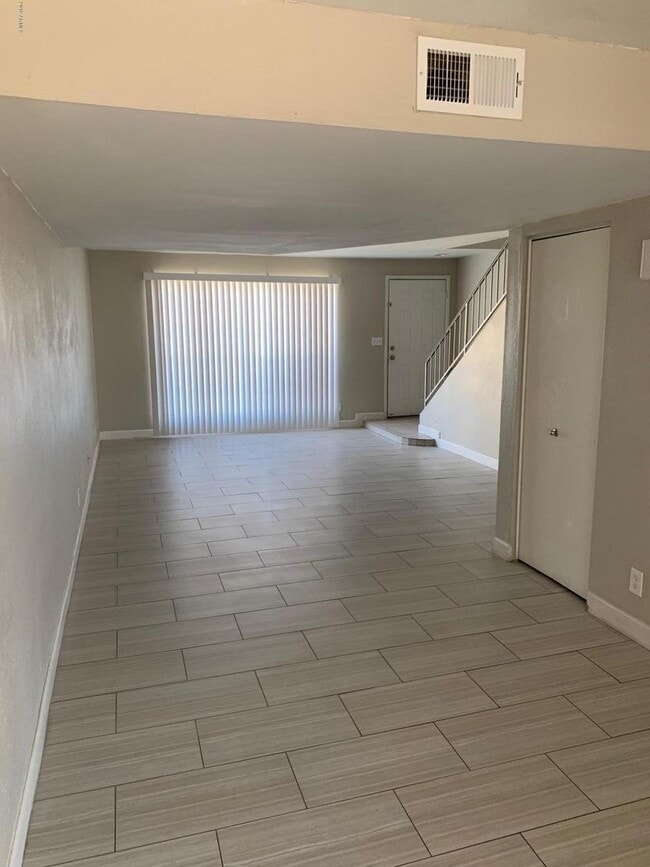 Building Photo - 3 Bedroom townhome for rent