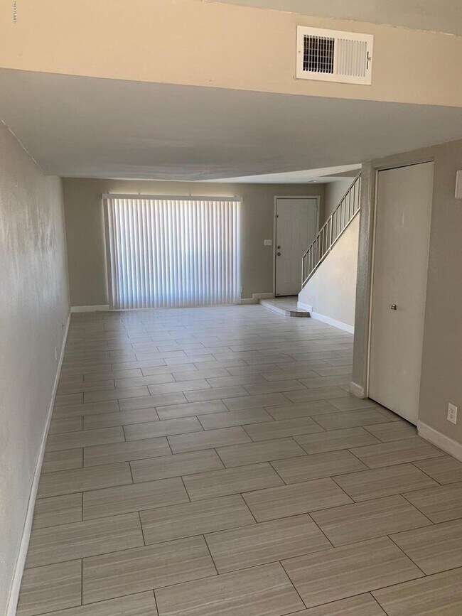 Foto del edificio - 3 Bedroom townhome for rent