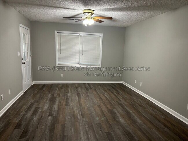 Foto del edificio - 103 Bluebird Ln