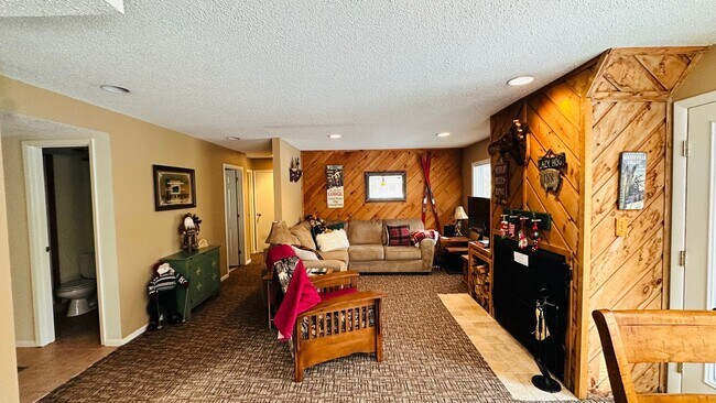 Building Photo - Seasonal 6 Month Lease Available!  $1,700/ mo Charming Two-Bedroom Condo in Waterville, NH!