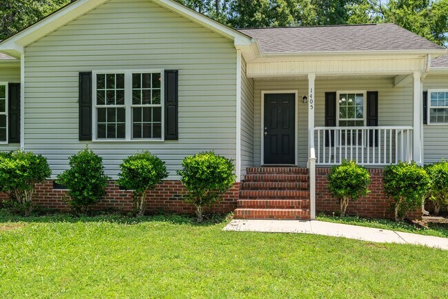 Foto del edificio - Renovated 3 Bedroom ranch on large lot ava...